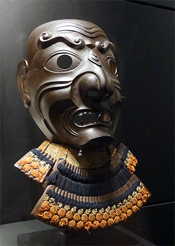 Casques, masques et armures de samurai