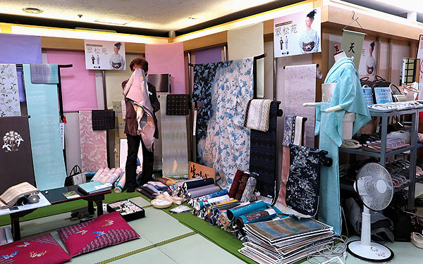 140323_054m Japon - Printemps 2014 - Exposition de kimonos dans la ville de Fukushima
