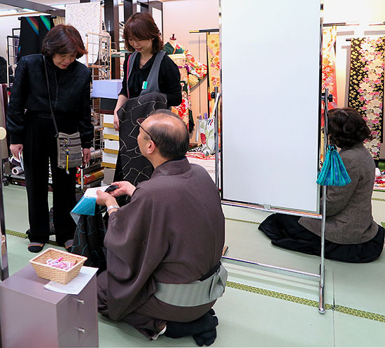 140323_067m Japon - Printemps 2014 - Exposition de kimonos dans la ville de Fukushima